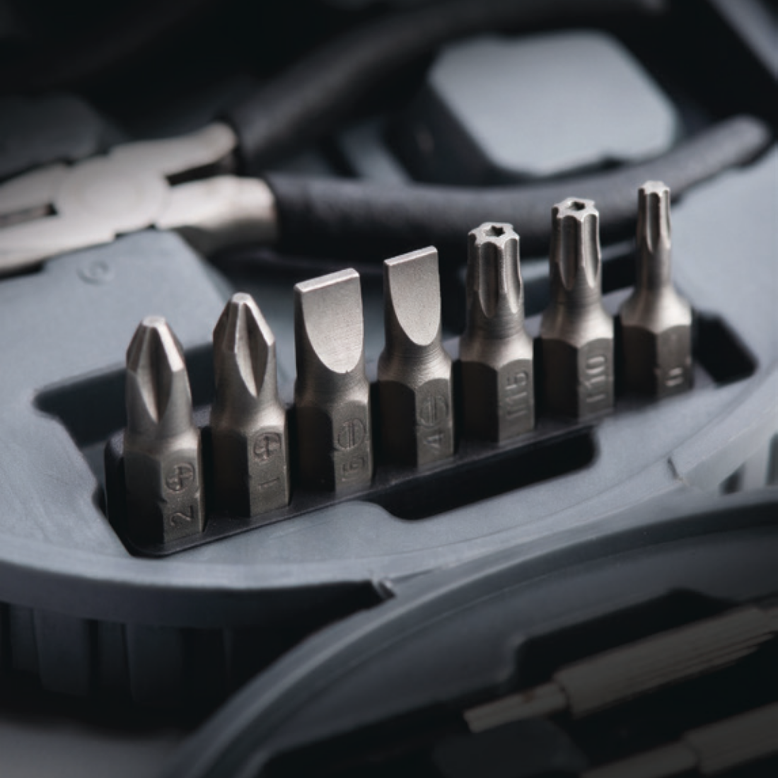 19-IN-1 Round Auto Tool Kit